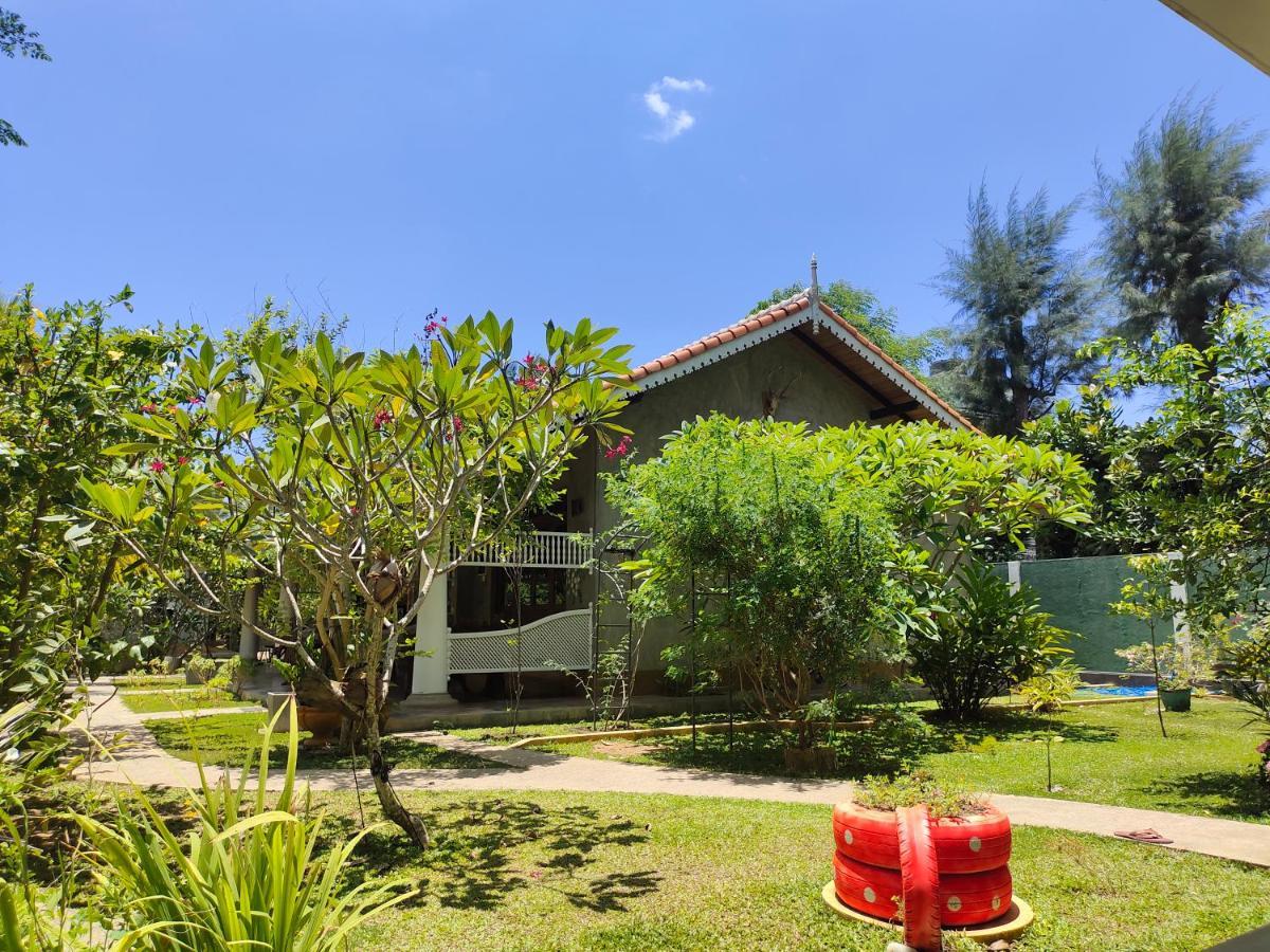 Thambili Cabanas Hikkaduwa Esterno foto