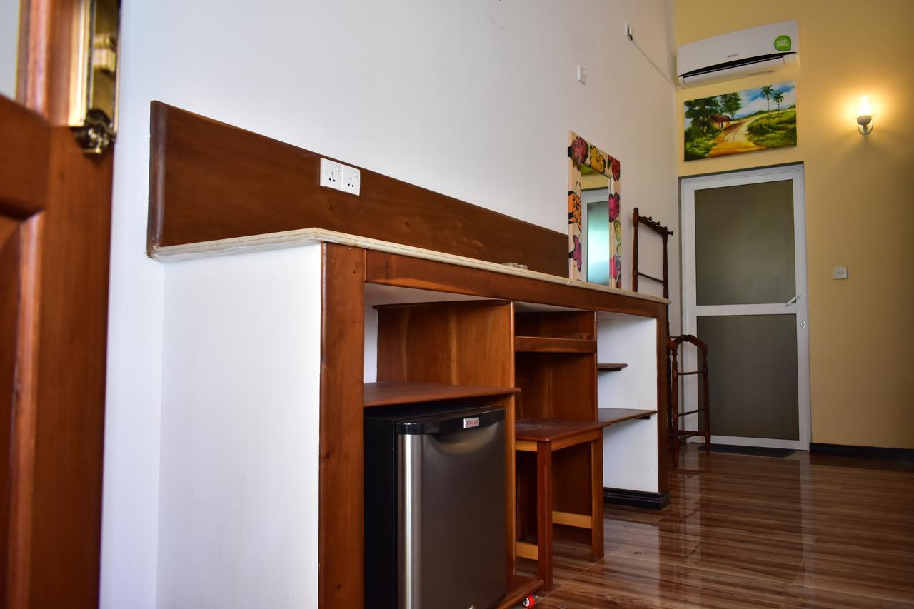 Thambili Cabanas Hikkaduwa Esterno foto