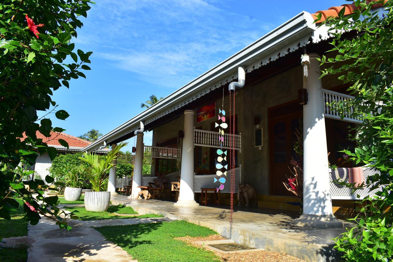 Thambili Cabanas Hikkaduwa Esterno foto