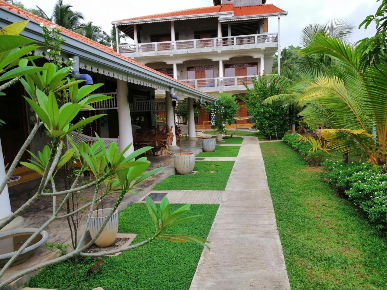 Thambili Cabanas Hikkaduwa Esterno foto